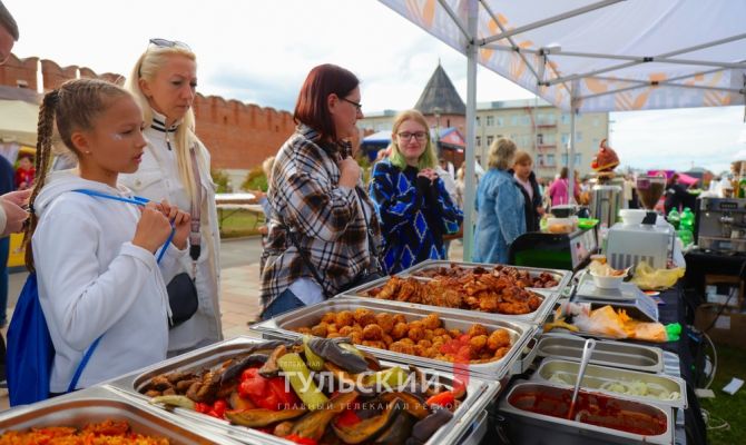 Чем кормили туляков на Казанской набережной в День города