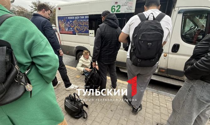 В центре Тулы маршрутка наехала на ногу женщине