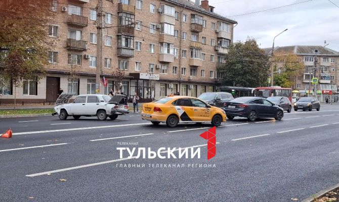 "Жигули" в Туле после заноса "собрали" две иномарки на Красноармейском проспекте