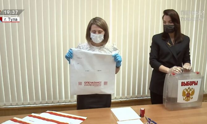 Тульский избирком представил сейф-пакеты для хранения бюллетеней на предстоящих выборах
