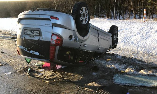 На трассе М-2 "Крым" в Тульской области перевернулся автомобиль: погибли 3 человека