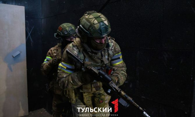 Спецназ Росгвардии в Туле отработал тактику ликвидации боевика в здании