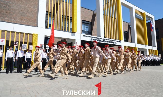 Накануне праздника Великой Победы парадным маршем в Туле прошли колонны юнармейцев