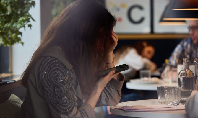 Офтальмолог из Тулы назвал причины боли в глазах от долгого скролла телефона