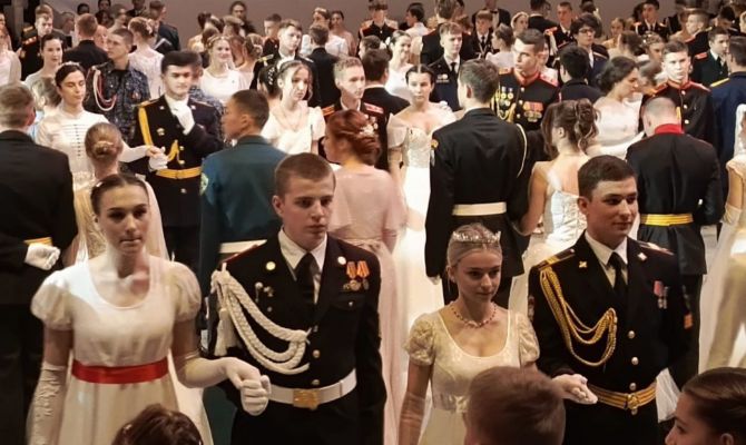 Тульские школьники станцевали на балу в Москве