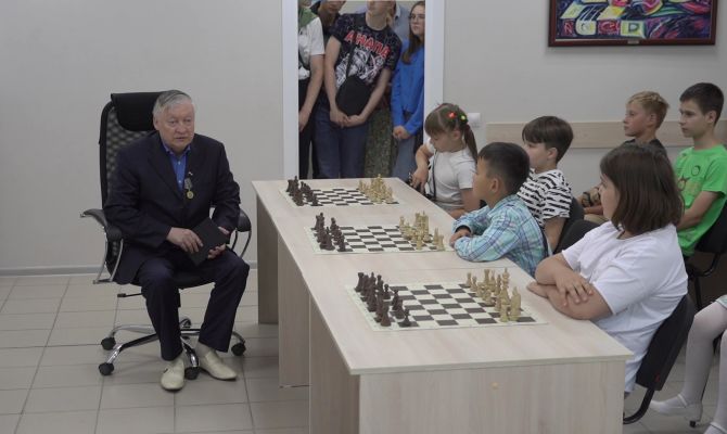 Анатолий Карпов провел мастер-класс для юных шахматистов из города Щекино
