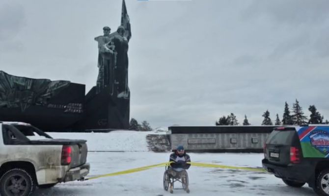 Потерявший ноги ветеран СВО из Новомосковска руками удержал два внедорожника