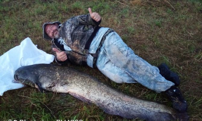 Туляк выловил в Упе царь-рыбу длиной почти в 2 метра