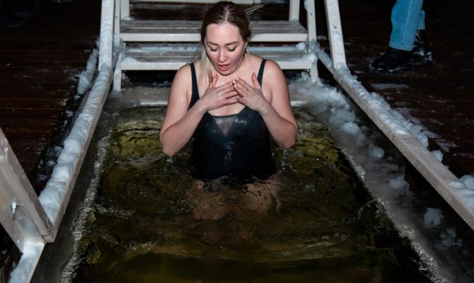 Туляки поделились эмоциями после купания в ледяной воде в крещенскую ночь
