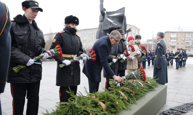 Дмитрий Миляев возложил цветы к Вечному огню в честь 83-летия обороны Тулы