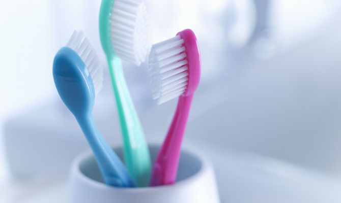 Стоматологи рассказали, в чем опасность использования жесткой зубной щетки 