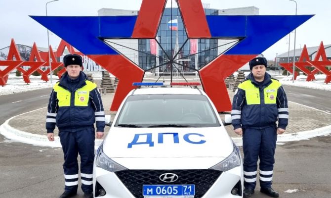 В Туле инспекторы ДПС помогли дальнобойщику с замерзшим топливом