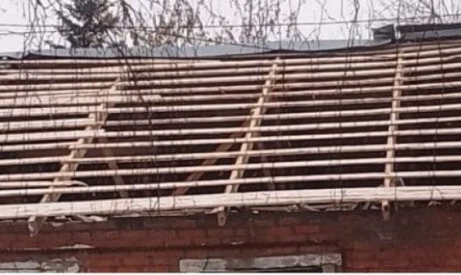 В Донском люди жили в аварийном доме с поврежденной крышей