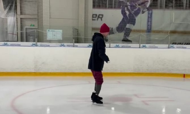 Роман Костомаров впервые вышел на лед после ампутаций