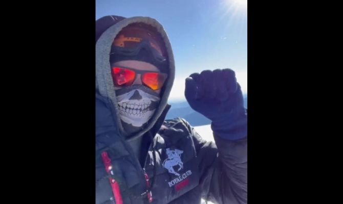 Фанат тульского "Арсенала" пожелал клубу победы с вершины Эльбруса