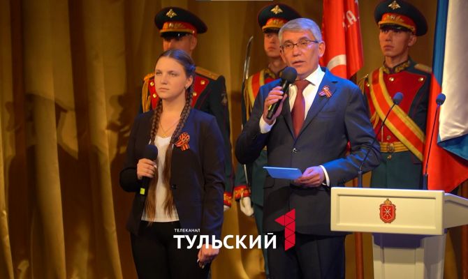 Дмитрий Миляев прочитал со сцены стихотворение 11-классницы о Великой Отечественной войне