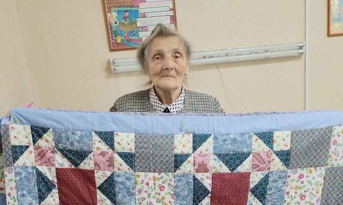 80-летняя пенсионерка шьёт одежду и сумки в технике пэчворк