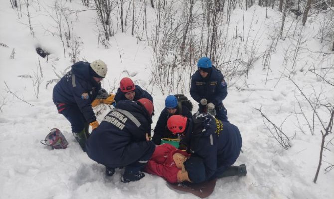 "Вытащили лыжников из глубокого оврага": в Туле спасатели отработали действия в экстремальной ситуации