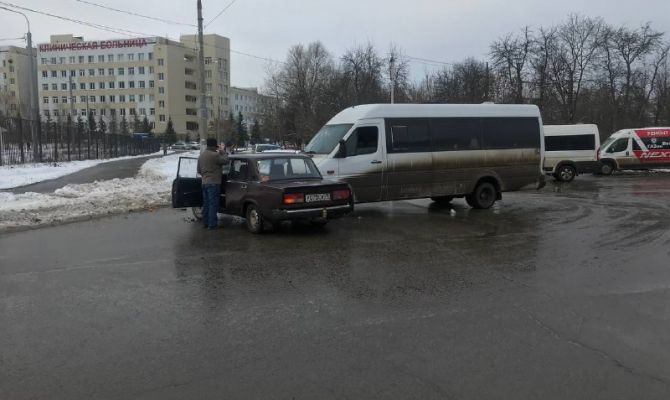 В Туле на дороге столкнулись маршрутка и «легковушка»