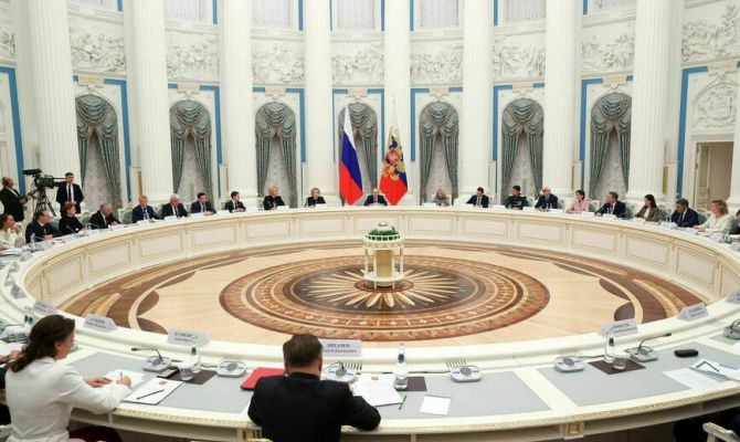 Владимир Путин назвал пути решения демографического кризиса России