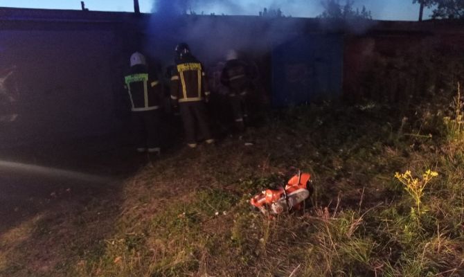 В Мясново загорелся гаражный кооператив