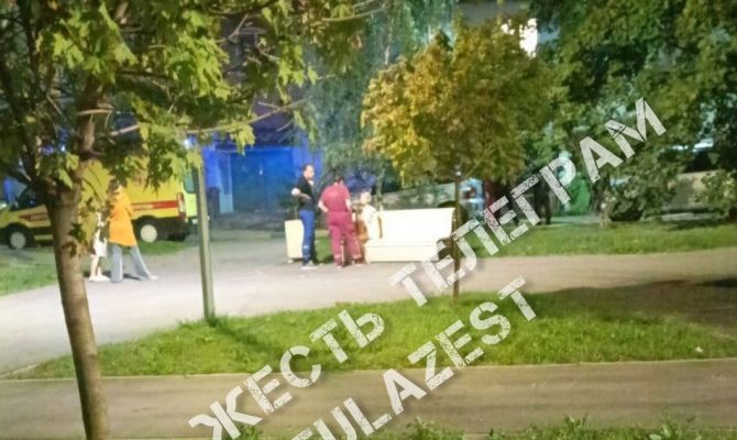 На улице Максимовского в Туле мужчина выпал из окна 6-го этажа
