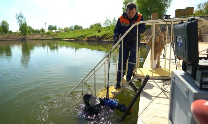 От бутылок до велосипеда: что находят водолазы на дне тульских водоемов