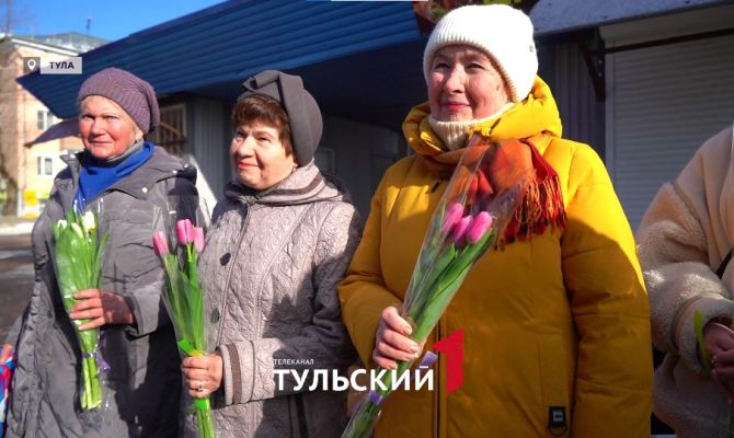 На остановках в Туле появились цветочные посты