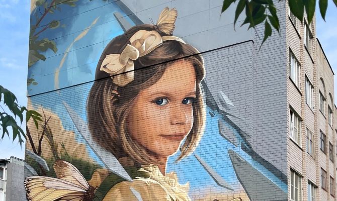 Туляк показал, как рисовал портрет дочери на стене дома в Вологде