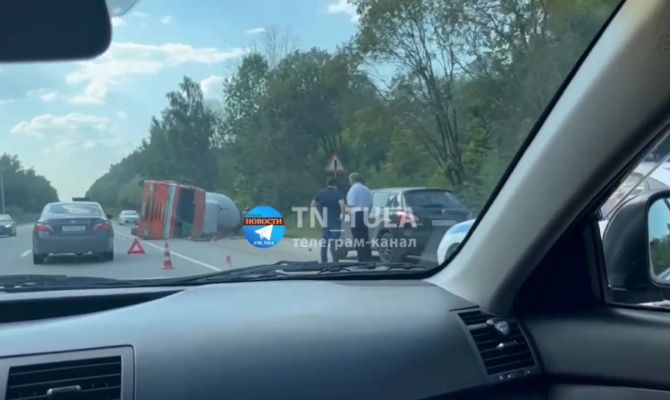 На Новомосковском шоссе в Туле перевернулась бетономешалка