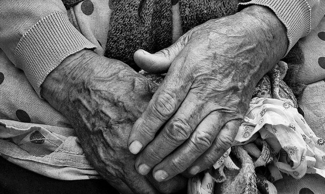 Алексинец пытался зарезать свою бабушку