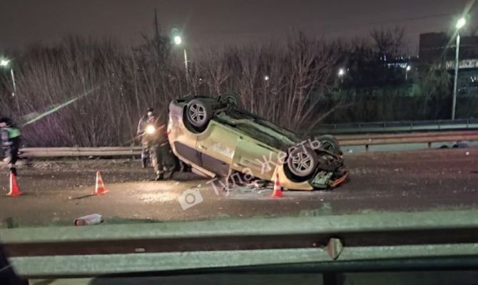 В Туле машина такси перевернулась возле АЗС и перекрыла две полосы дороги