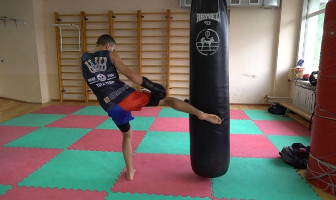 Триумфатор Всероссийских соревнований по кикбоксингу рассказал о своем коронном приеме