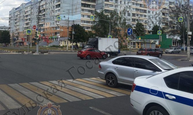 В Туле 84-летняя бабушка хотела перейти дорогу на красный свет и попала под колеса иномарки