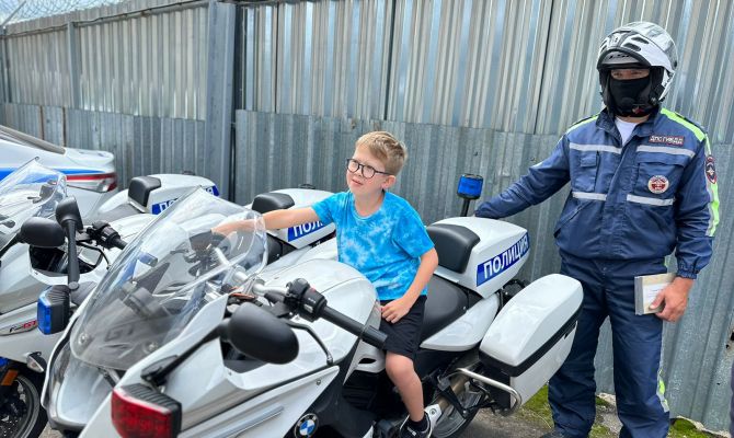"Хочу служить в полиции": Госавтоинспекция исполнила мечту 8-летнего туляка