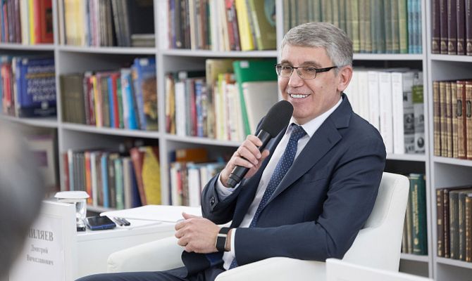 Дмитрий Миляев поздравил туляков с Днём студента