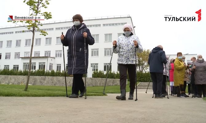 Пациентам Тульского госпиталя ветеранов подарили инвентарь для скандинавской ходьбы