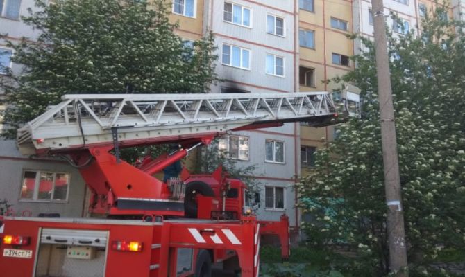 Из горящей квартиры в Туле пожарные спасли двух человек