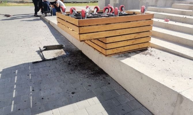 В Новомосковске на мальчика опрокинулась клумба