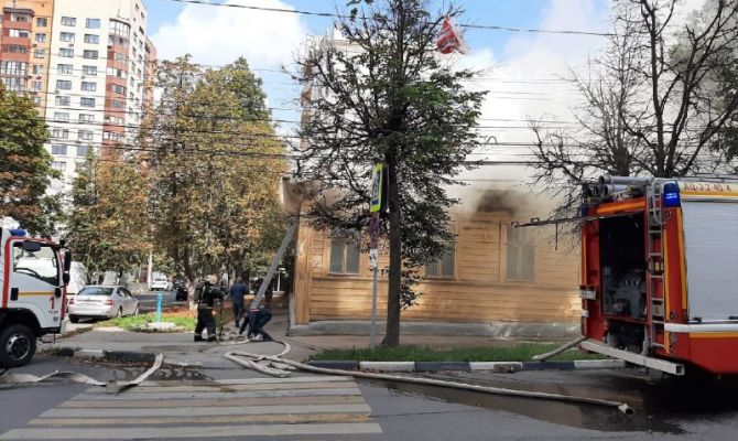 На улице Свободы в Туле горит дом