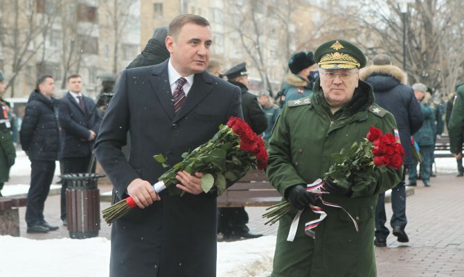  Губернатор Тульской области Алексей Дюмин возложил цветы к памятникам спасателей в Москве