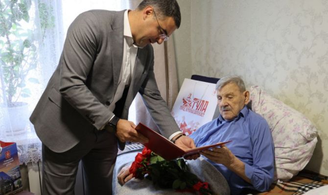 Алексей Эрк поздравил ветерана войны со 100-летием