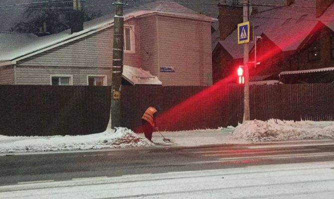 В Туле проводят работы по очистке территорий после снегопадов