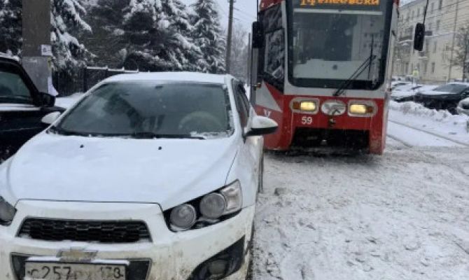 70 автомобилистов в Туле оштрафовали за выезд на трамвайные пути