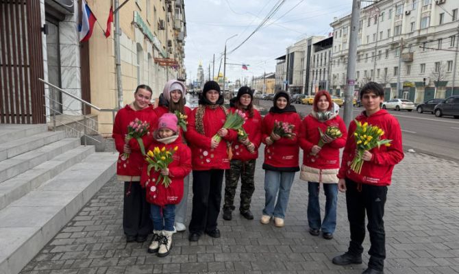 Накануне 8 Марта женщинам дарят цветы на улицах Тулы