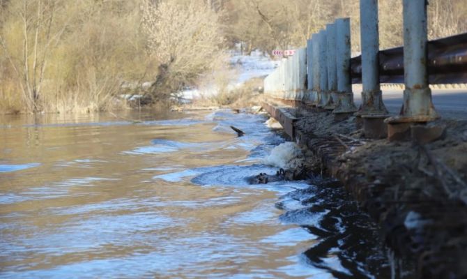 Под Суворовом из-за паводка перекрыли движение по двум мостам