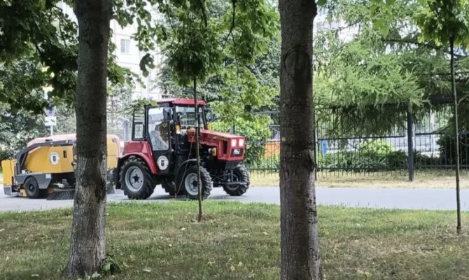 Коммунальщики убирают улицы Тулы в круглосуточном режиме