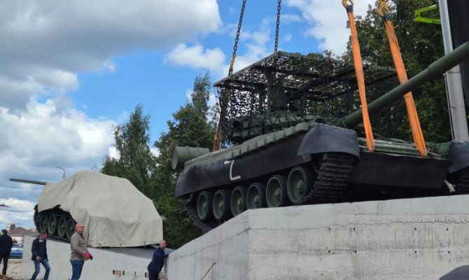 На новом мемориале в Заречье установили два танка