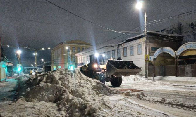 305 спецмашин отправились на борьбу со снегом 16 февраля в Туле
