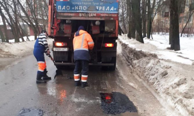На 13 улицах Тулы выполнили ямочный ремонт дорог и тротуаров